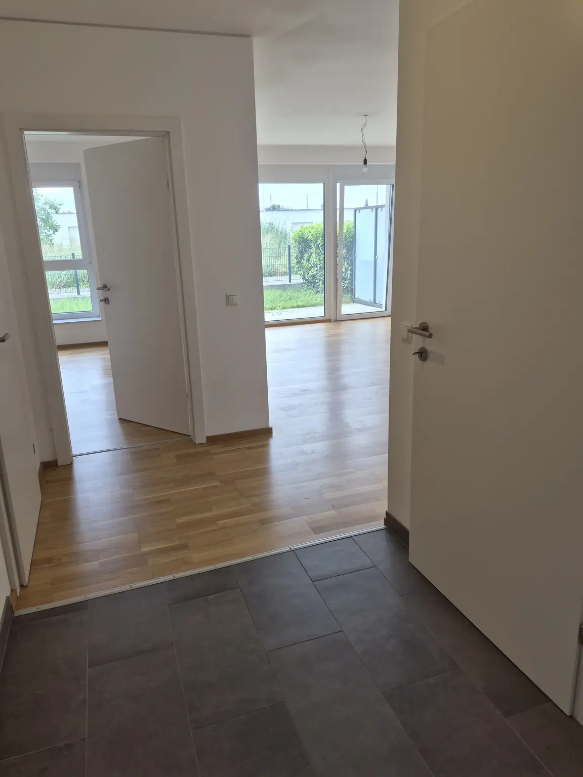 Neubau: Besonders ansprechende 54 m² 2-Zimmerwohnung mit 28 m² Garten