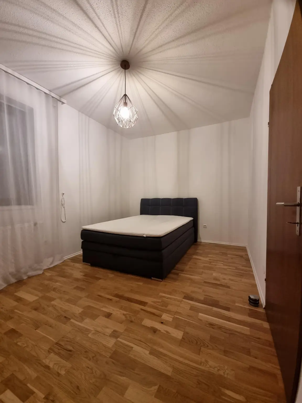 LIEBEVOLLER BUNGALOW MIT GEPFLEGTEM GARTEN IN TRAUMHAFTER RUHELAGE