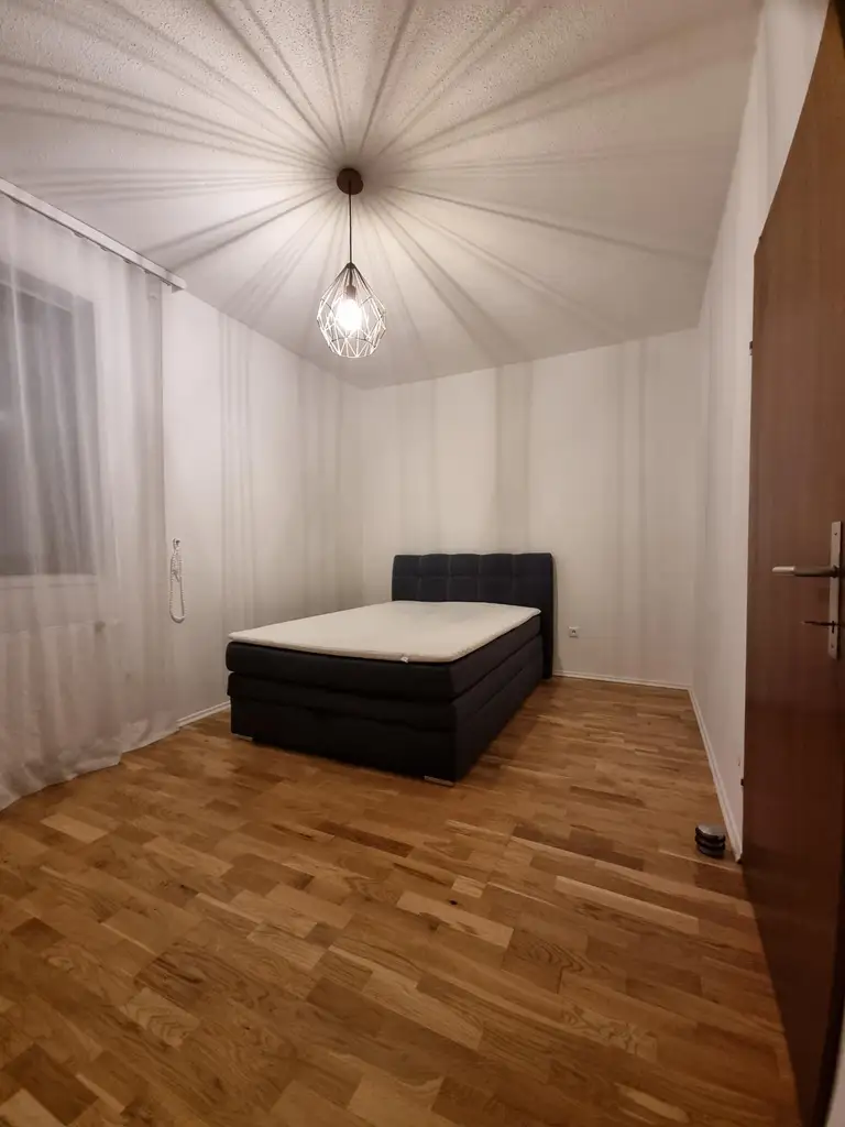 LIEBEVOLLER BUNGALOW MIT GEPFLEGTEM GARTEN IN TRAUMHAFTER RUHELAGE