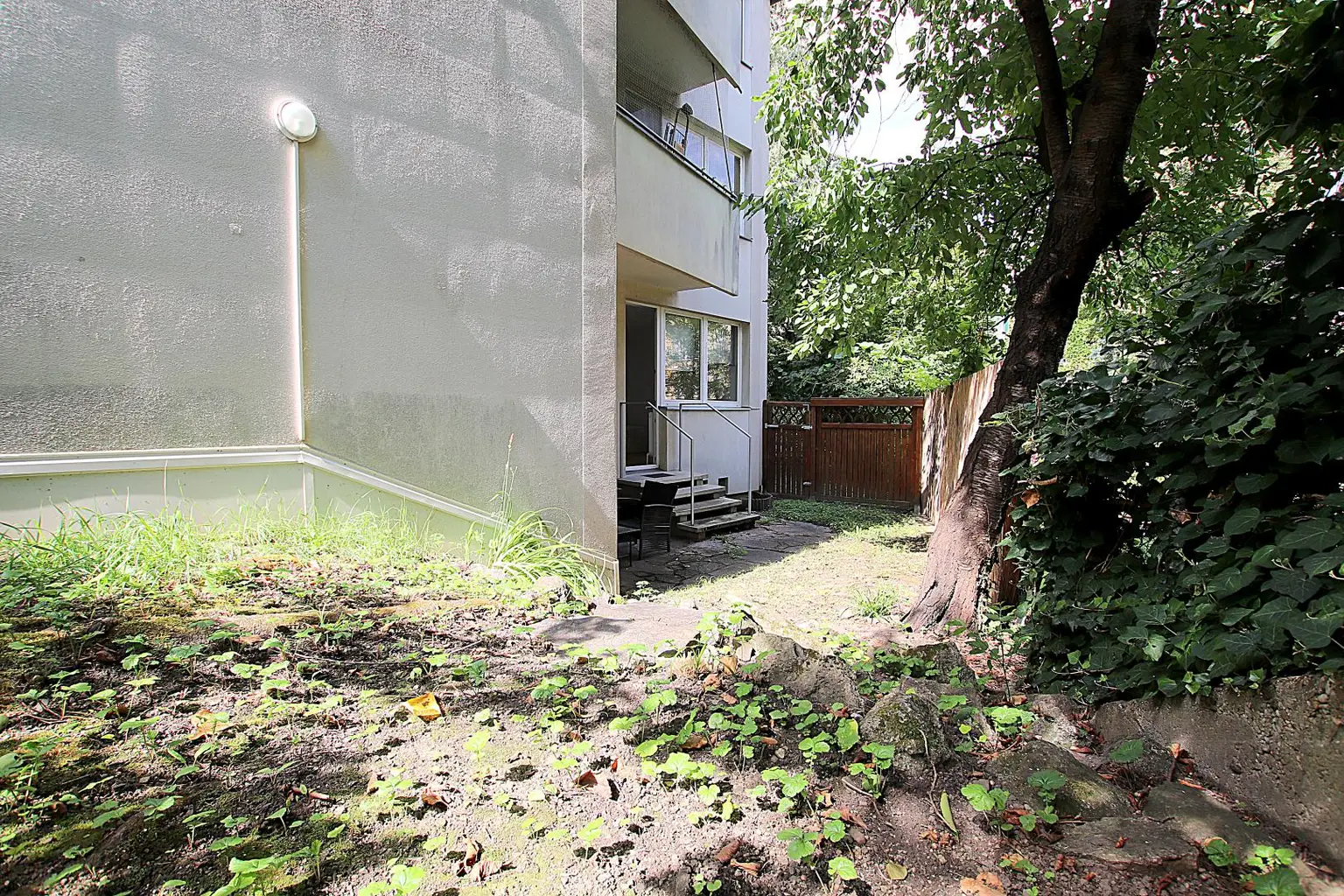 Wohnung mit Eigengarten in Grünruhelage beim Lainzer Tiergarten. Mietpreis inklusive Heizkosten und Warmwasser!