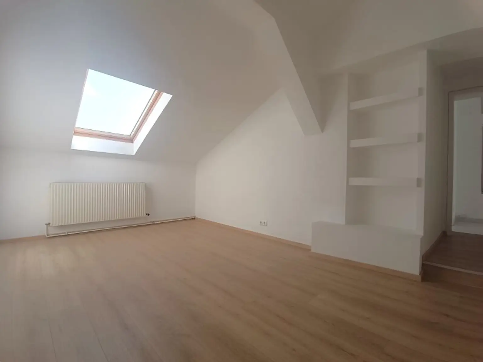 Großzügige Dachgeschoss-Wohnung mit Terrasse und Innenhoflage! Nähe Servitenviertel und U4 Friedensbrücke!