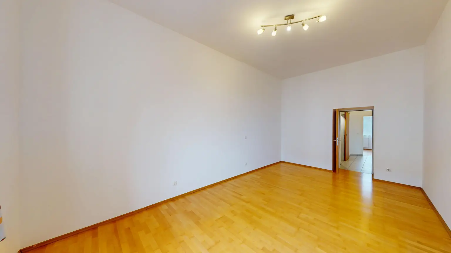Sehr helle Maisonette-Wohnung mit Terrasse & Garten in zentraler Lage von Korneuburg – Wohnen im generalsanierten Backsteinbau