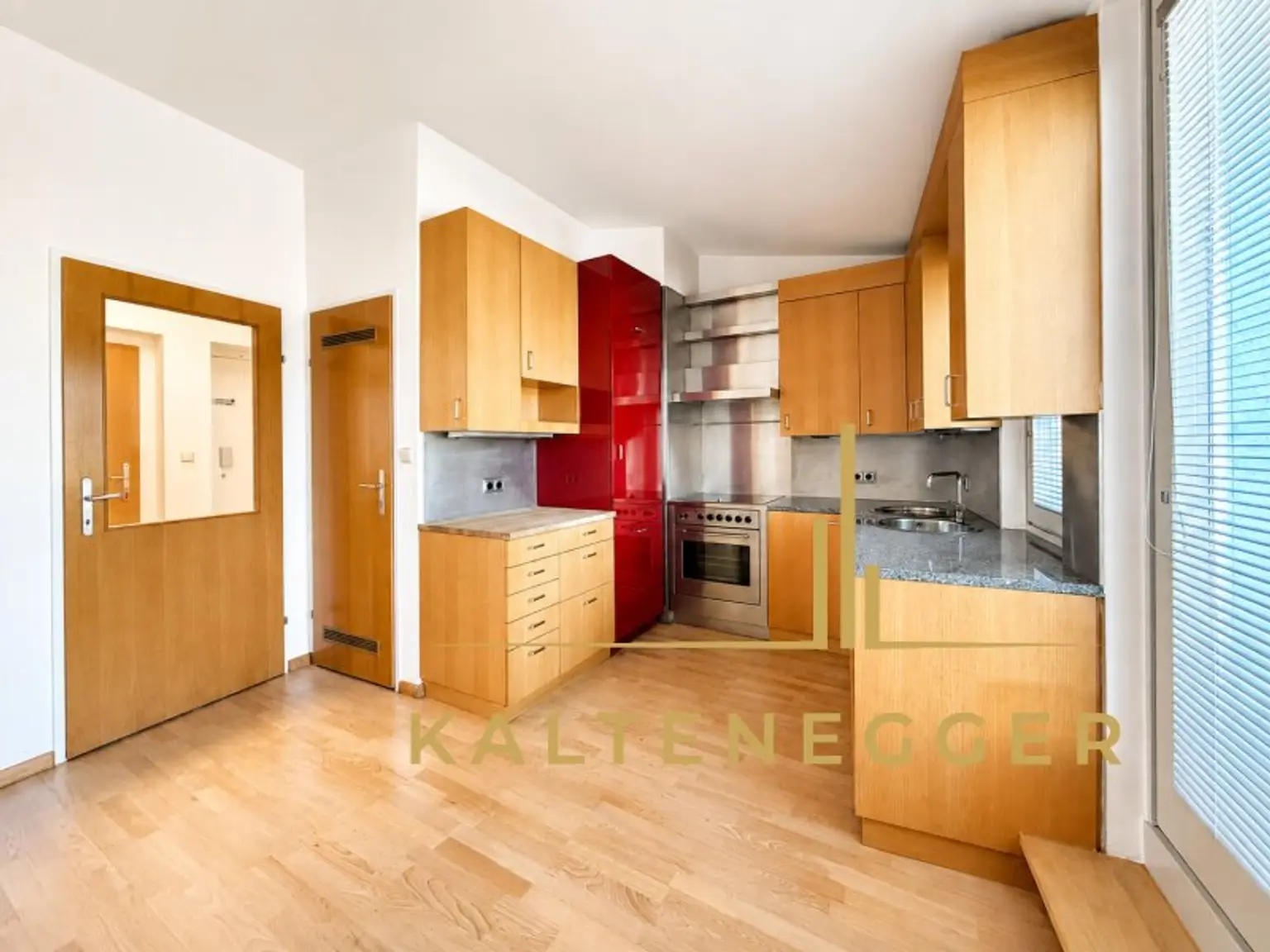 Separate Küche 13,66 m² mit Speisekammer und Platz für Esstisch