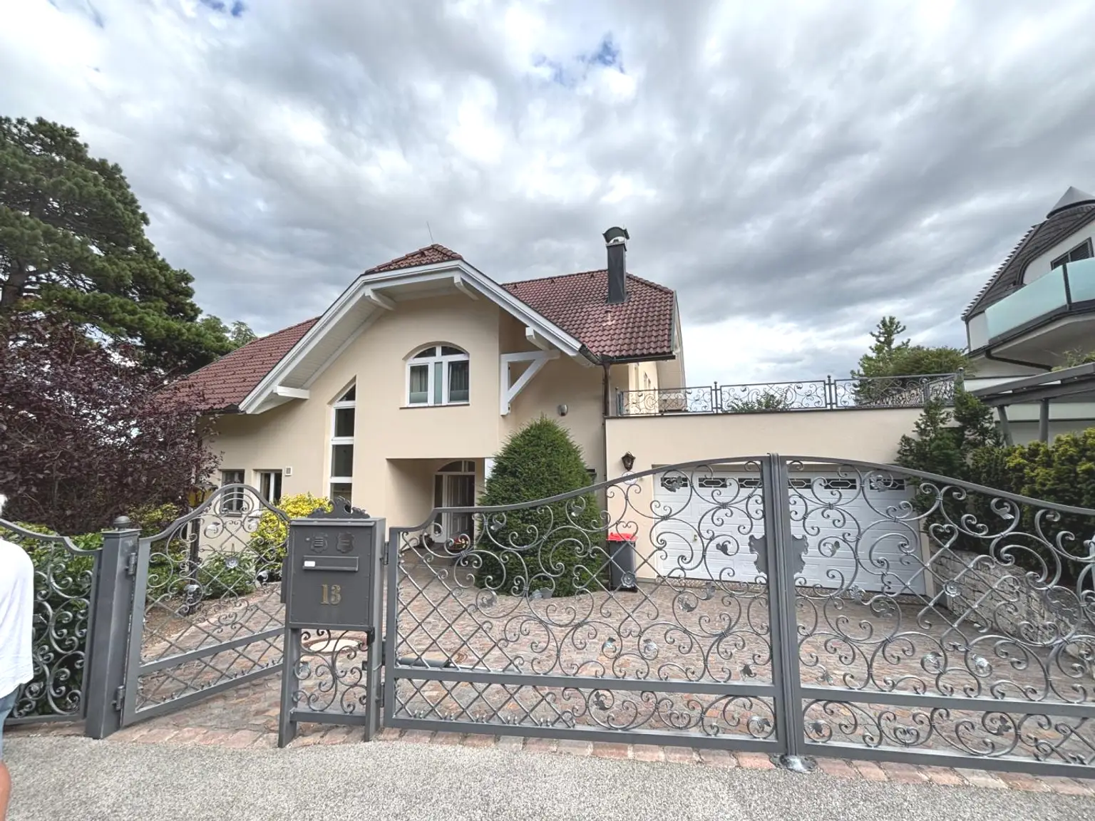Luxuriöse Villa mit Panoramablick, Swimmingpool und großem Garten in Baden bei Wien
