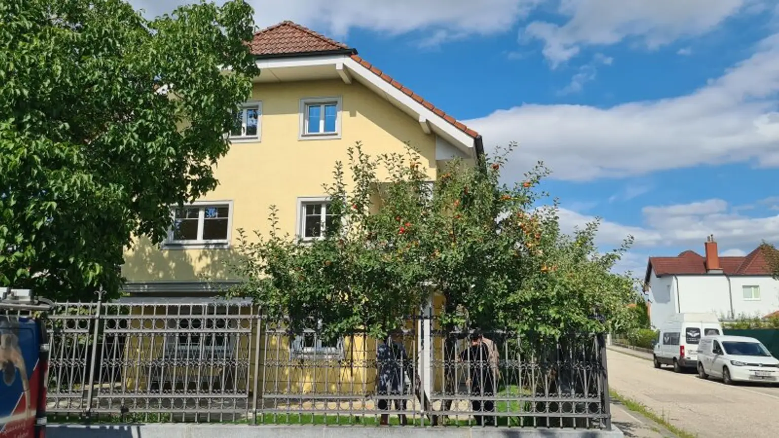 Sehr ruhige Siedlungslage - Riesige (teilbare)  Etagenwohnung mit 2 Balkonen, Garage, Sauna in einem sehr gepflegten Haus