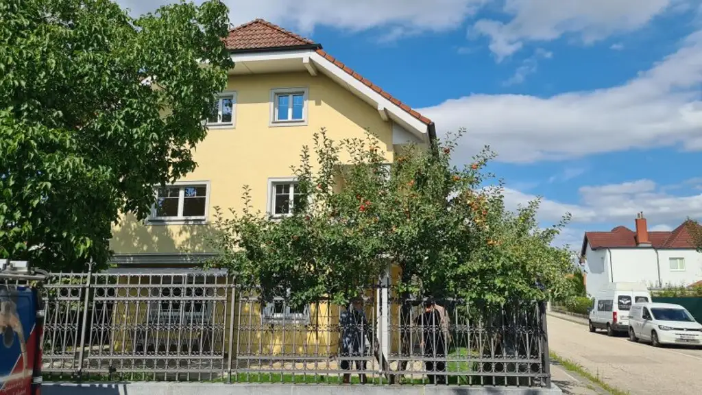 Sehr ruhige Siedlungslage - Riesige (teilbare)  Etagenwohnung mit 2 Balkonen, Garage, Sauna in einem sehr gepflegten Haus