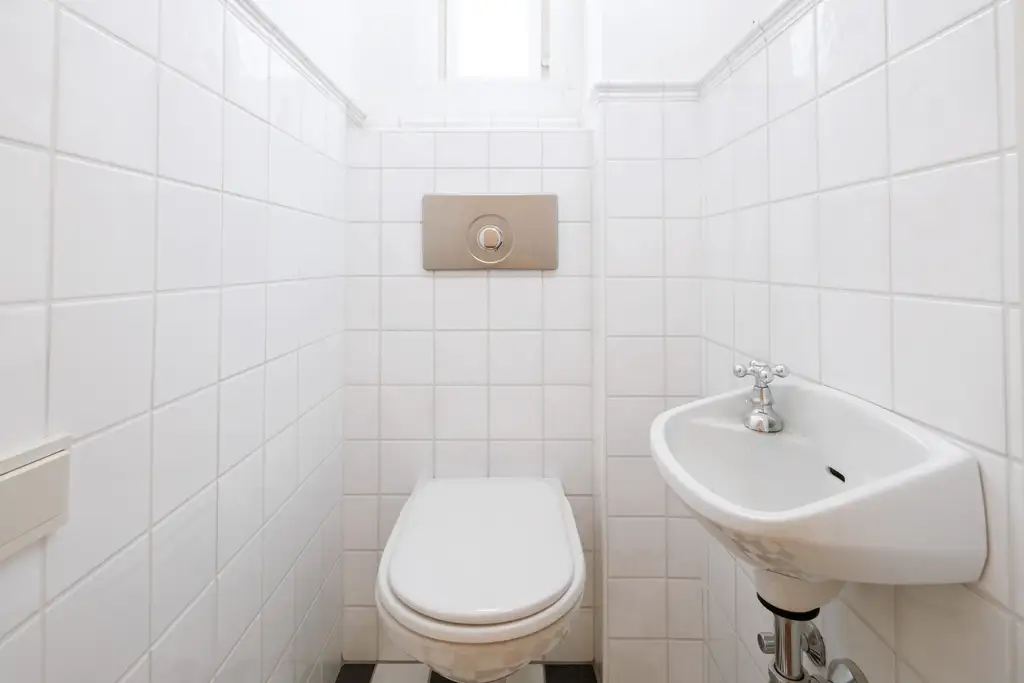 Sanierungsbedürftiges 4 Zimmer Altbau-Juwel mit Balkon in sehr guter zenraler Lage von Döbling!