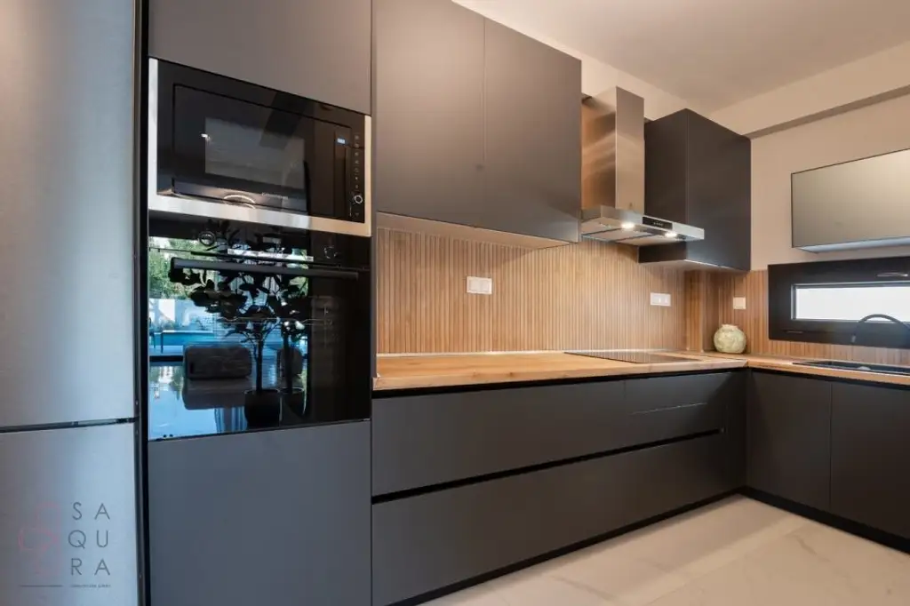 Exklusive Neubau-Maisonette in Polihrono – Drei Etagen moderner Luxus am Meer