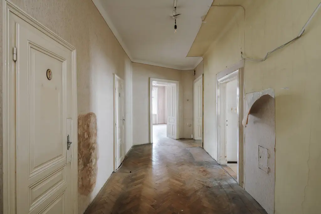 Sanierungsbedürftiges 4 Zimmer Altbau-Juwel in sehr guter zenraler Lage von Döbling!