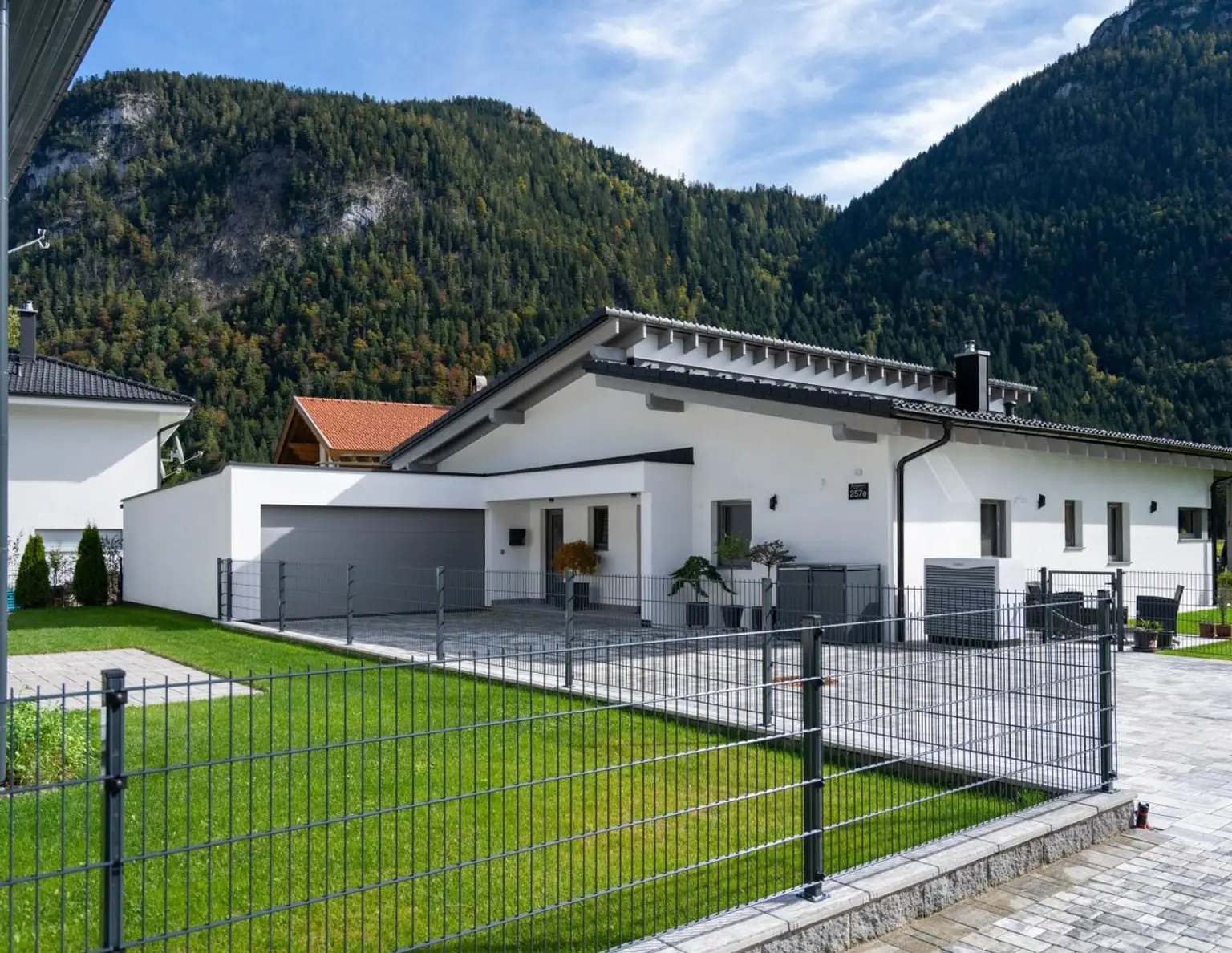Seltenheit in den Bergen: Bungalow mit Top Ausstattung