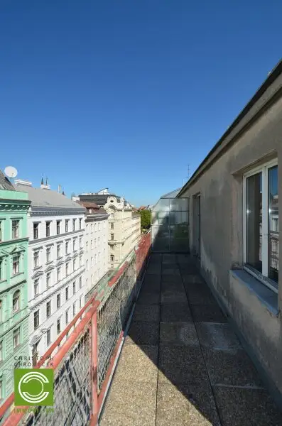 CHRISTOPH CHROMECEK IMMOBILIEN - 1090 WIEN - Renovierungsbedürftige Dachgeschoßwohnung mit Terrasse!
