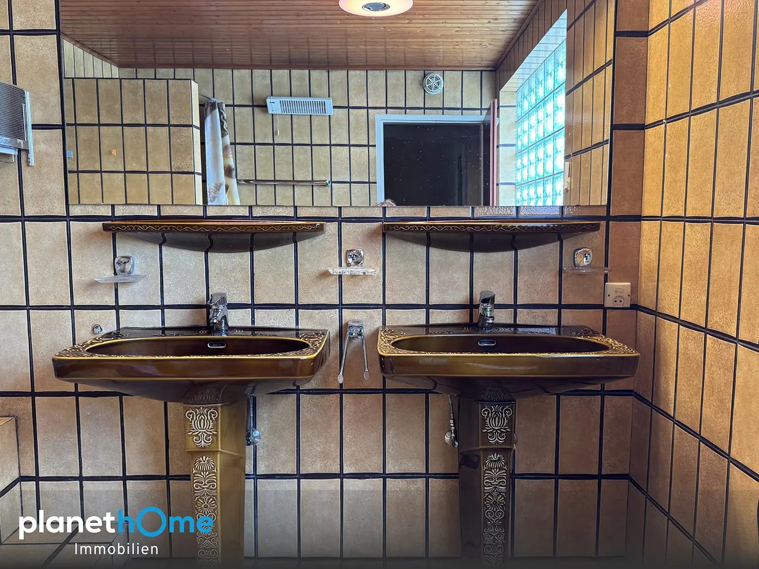 Bad mit Dusche und Wanne EG_1