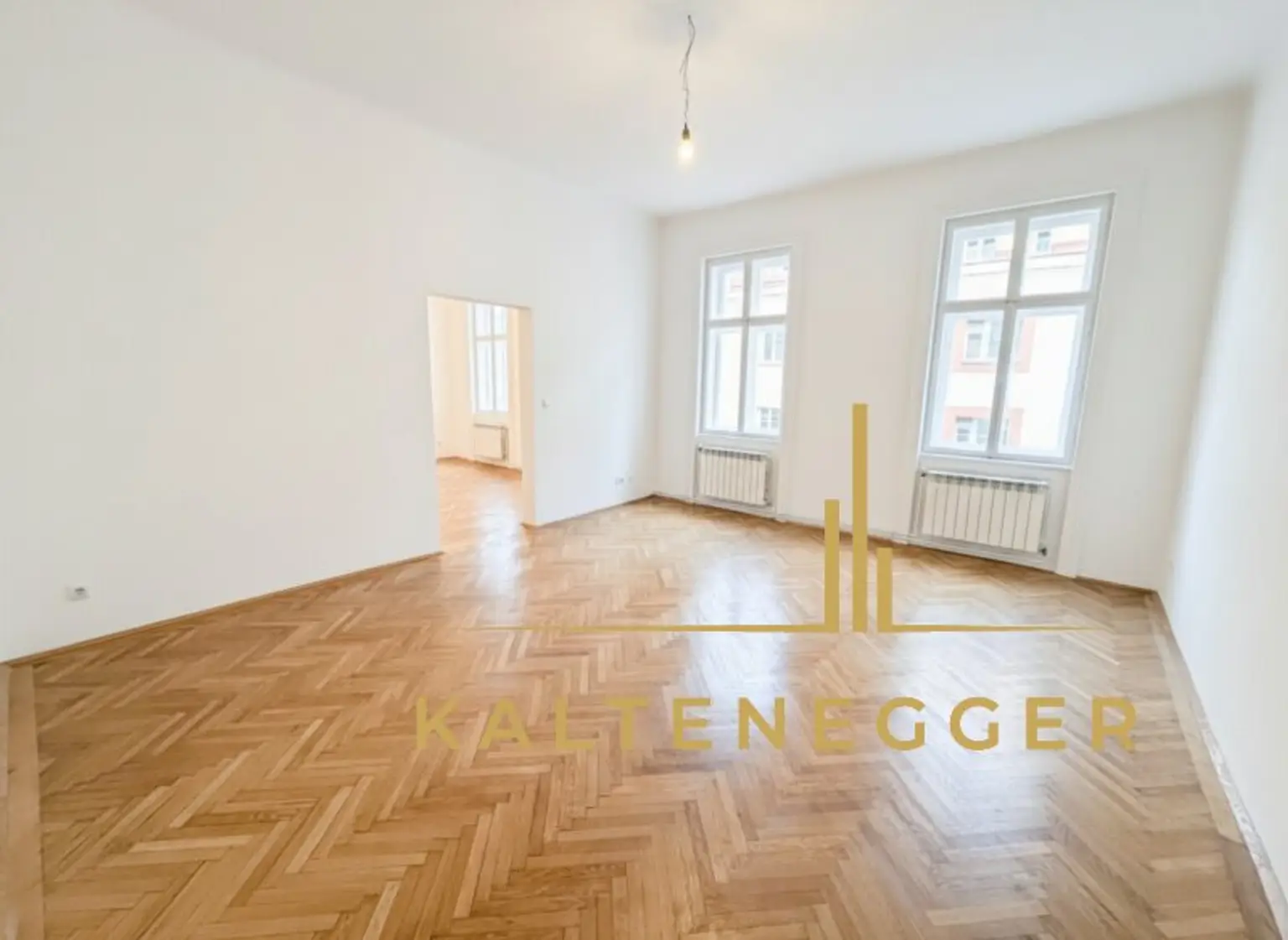 Esszimmer mit Fenstern zur Lustkandlgasse