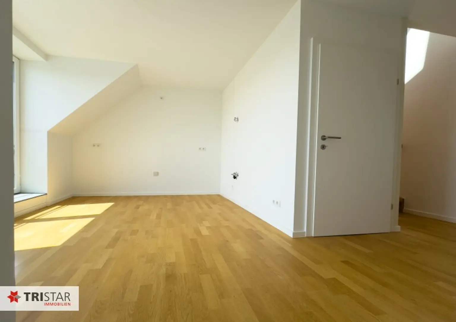 Nähe AKH · Dachgeschosswohnung · zwei Etagen · drei Außenflächen · Küchenanschlüsse auf beiden Ebenen · verführerischer Preis!!