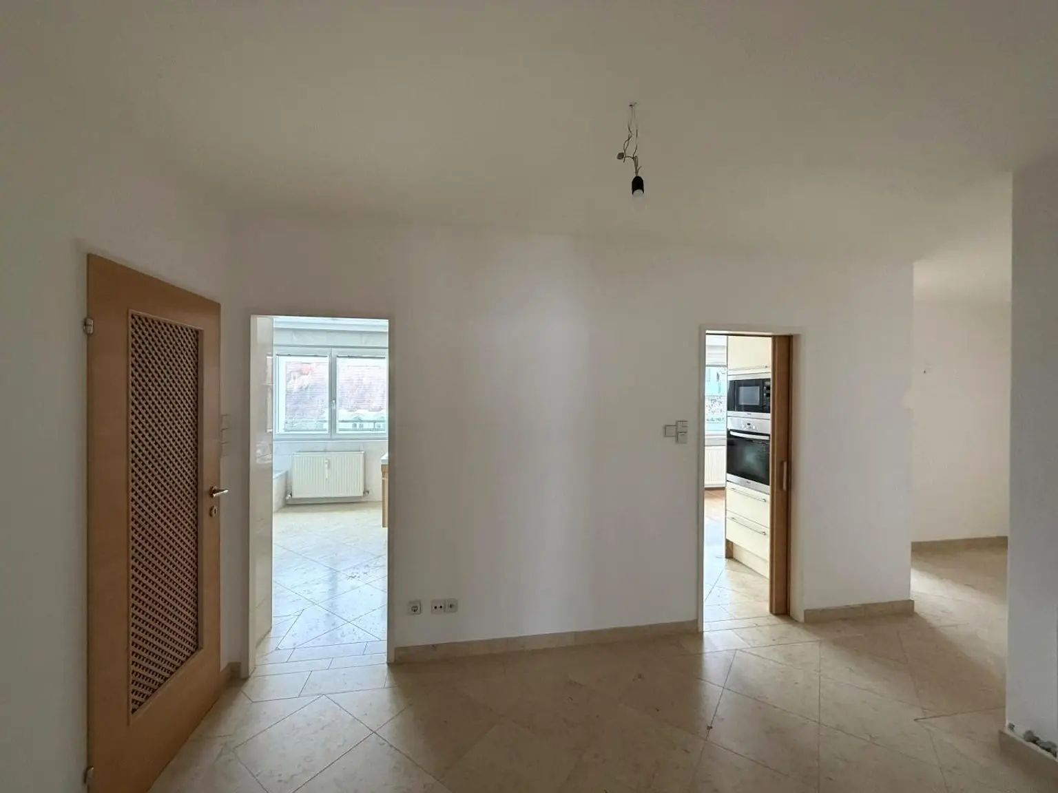 Verbindungsflur, Blick ins Bad und Küche