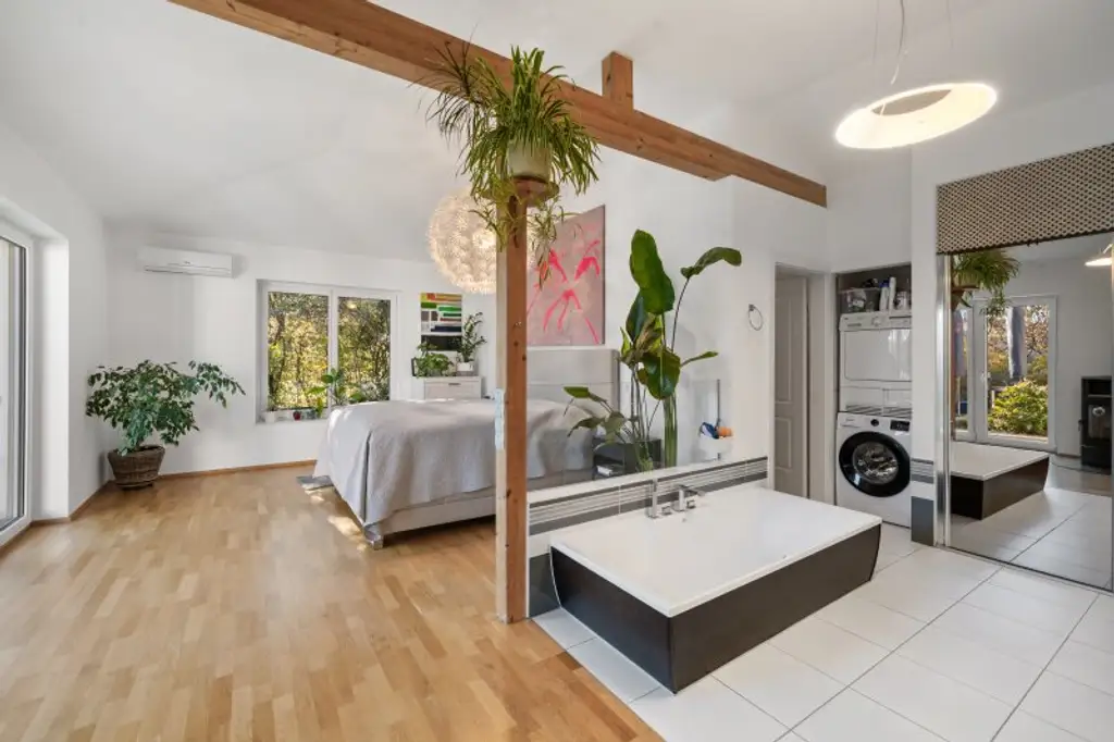 Wohnen mit Blick in den Wienerwald – Außergewöhnlicher Bungalow mit Pool und Photovoltaik