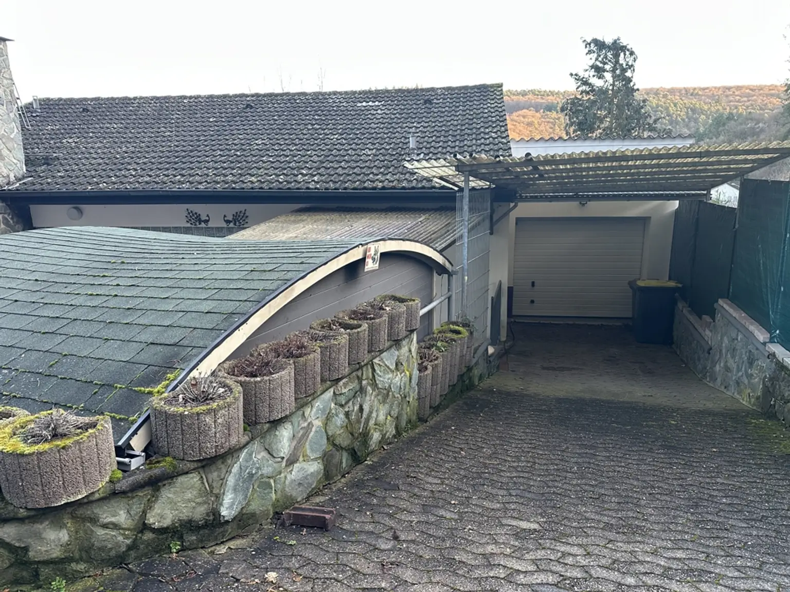 Einfahrt Garage
