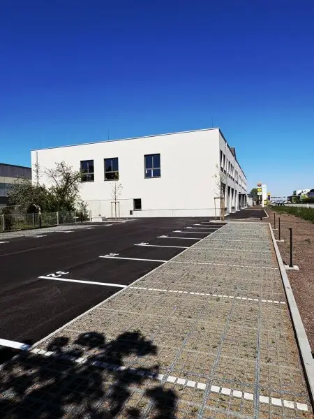 Geschäftslokal mit Parkplatz neben B1