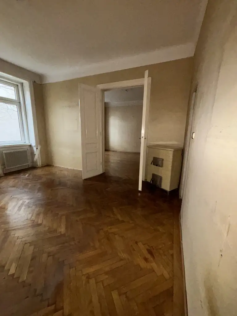 Sanierungsbedürftige 82m² Altbauwohnung mit mini Balkon in Hofruhelage!