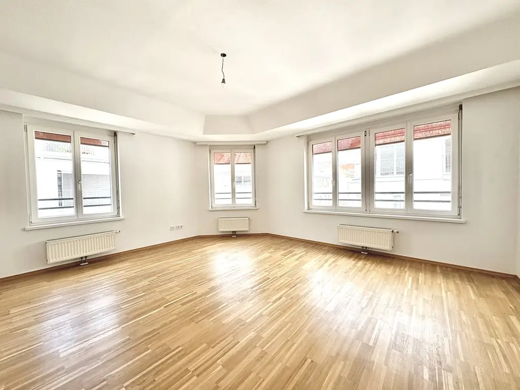 DG-Traum | 2-Zimmer-Wohnung + moderne Küche & Tageslichtbadezimmer – in stilvoll saniertem Altbau