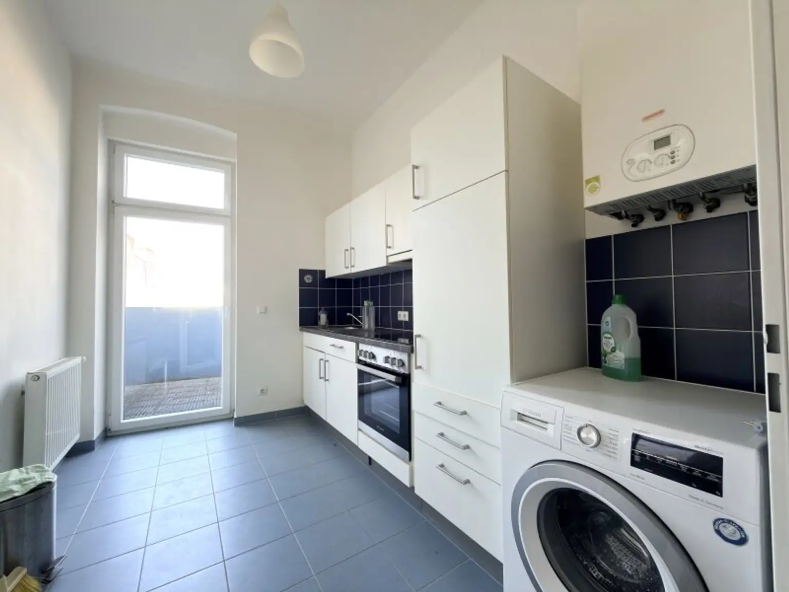 Küche mit Ausgang auf die Terrasse