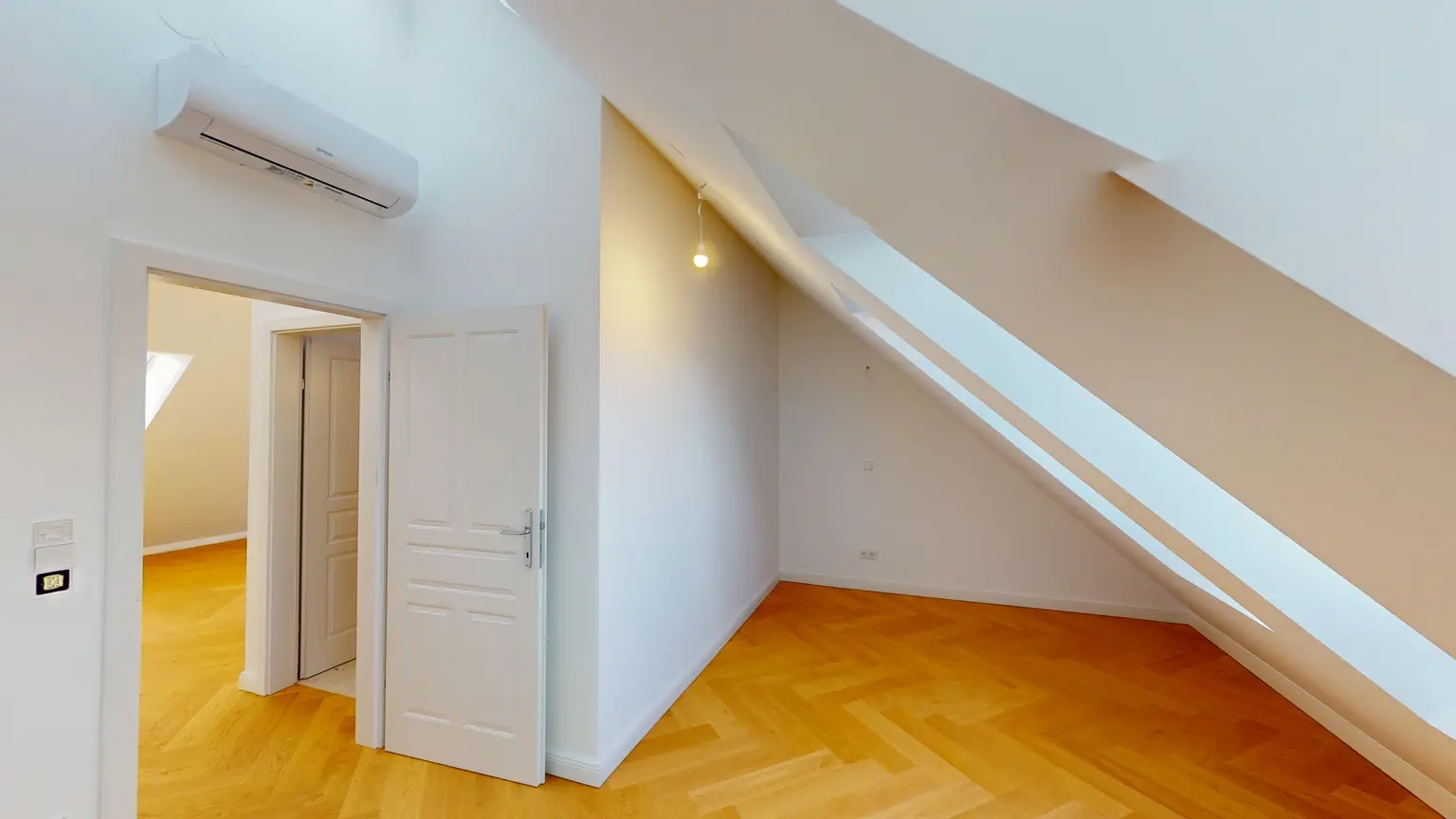 Traumhafte Dachwohnung im Hietzinger Cottage I Altbaujwel