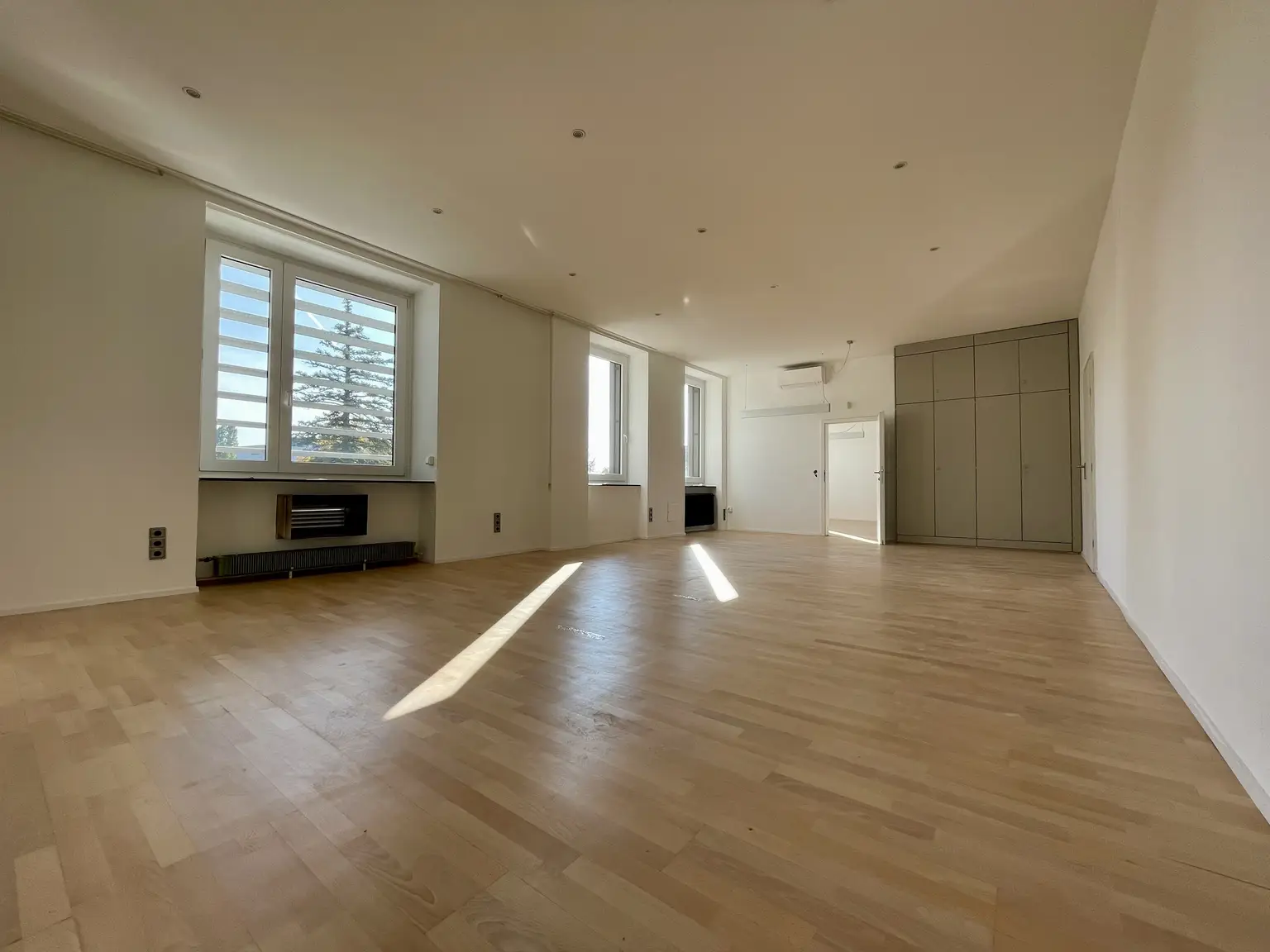 Großes straßenseitiges Bürozimmer