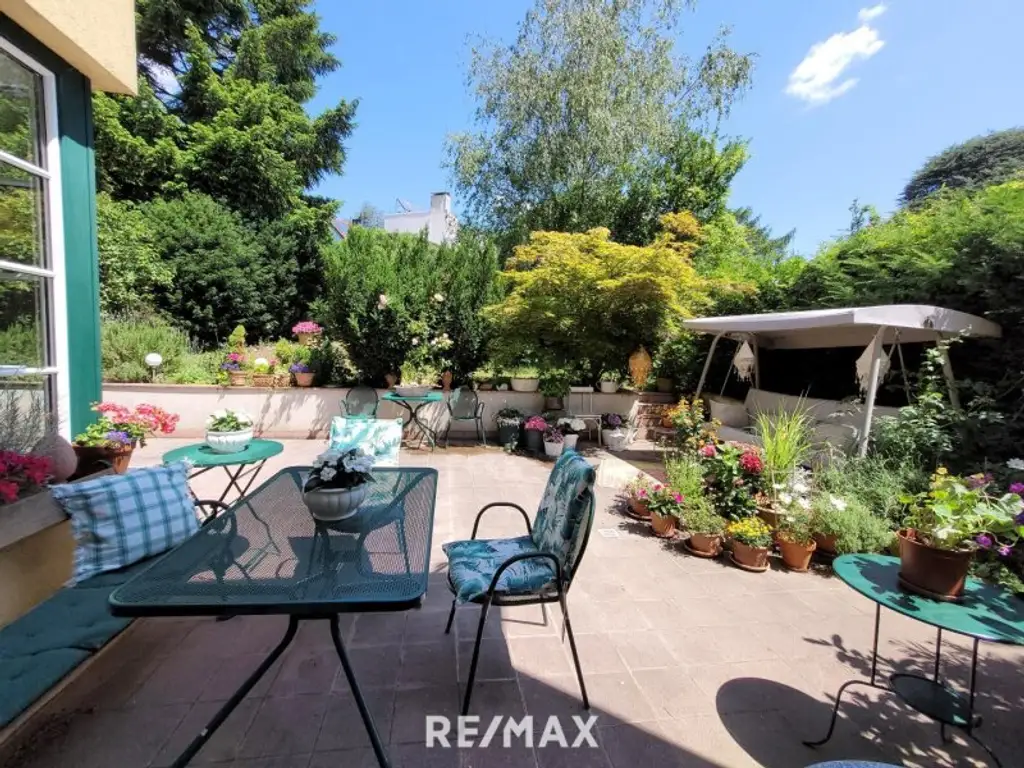 Elegante Villa im Landhausstil mit Riesengarage