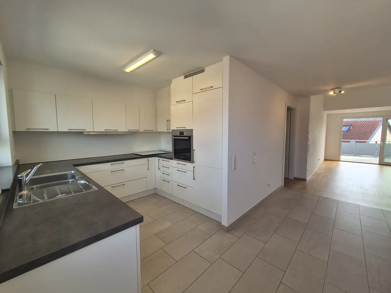 Hochwertige Maisonette-Wohnung mit 5,5 Zimmern, Dachterrasse und 2 Stellplätzen in Holzgerlingen - Photo 3