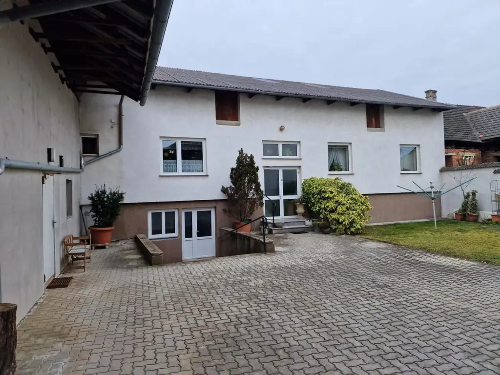 "Wohnhaus und Hallen"