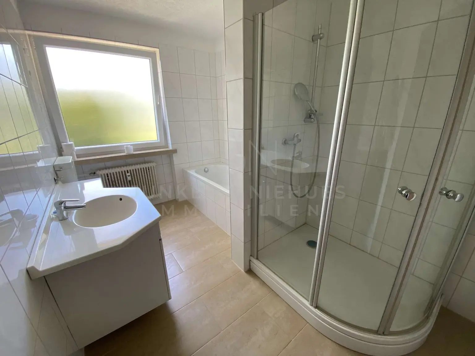 Bad mit Wanne und Dusche