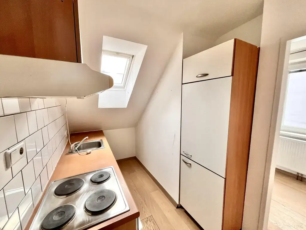 Kleine 2 Zimmer Wohnung im Dachgeschoss mit französischem Balkon.