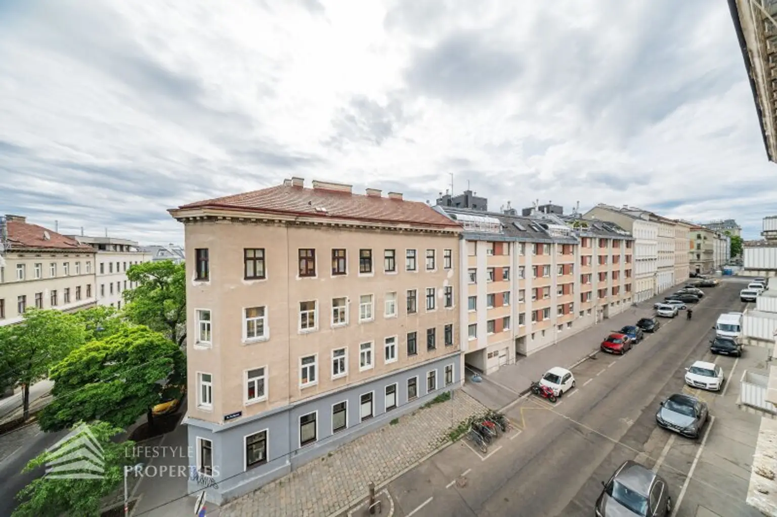 Sanierungsbedürftiges bestandsfreies Zinshaus mit Dachgeschoss, Nähe Thaliastraße