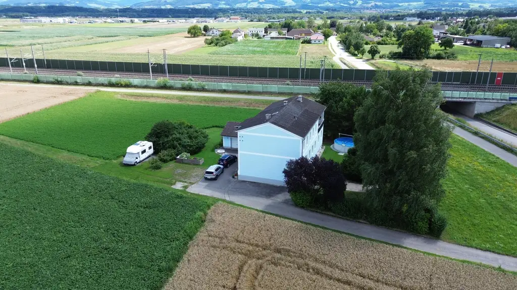 Zweifamilienhaus in ländlicher Alleinlage mit landw. Grundfläche
