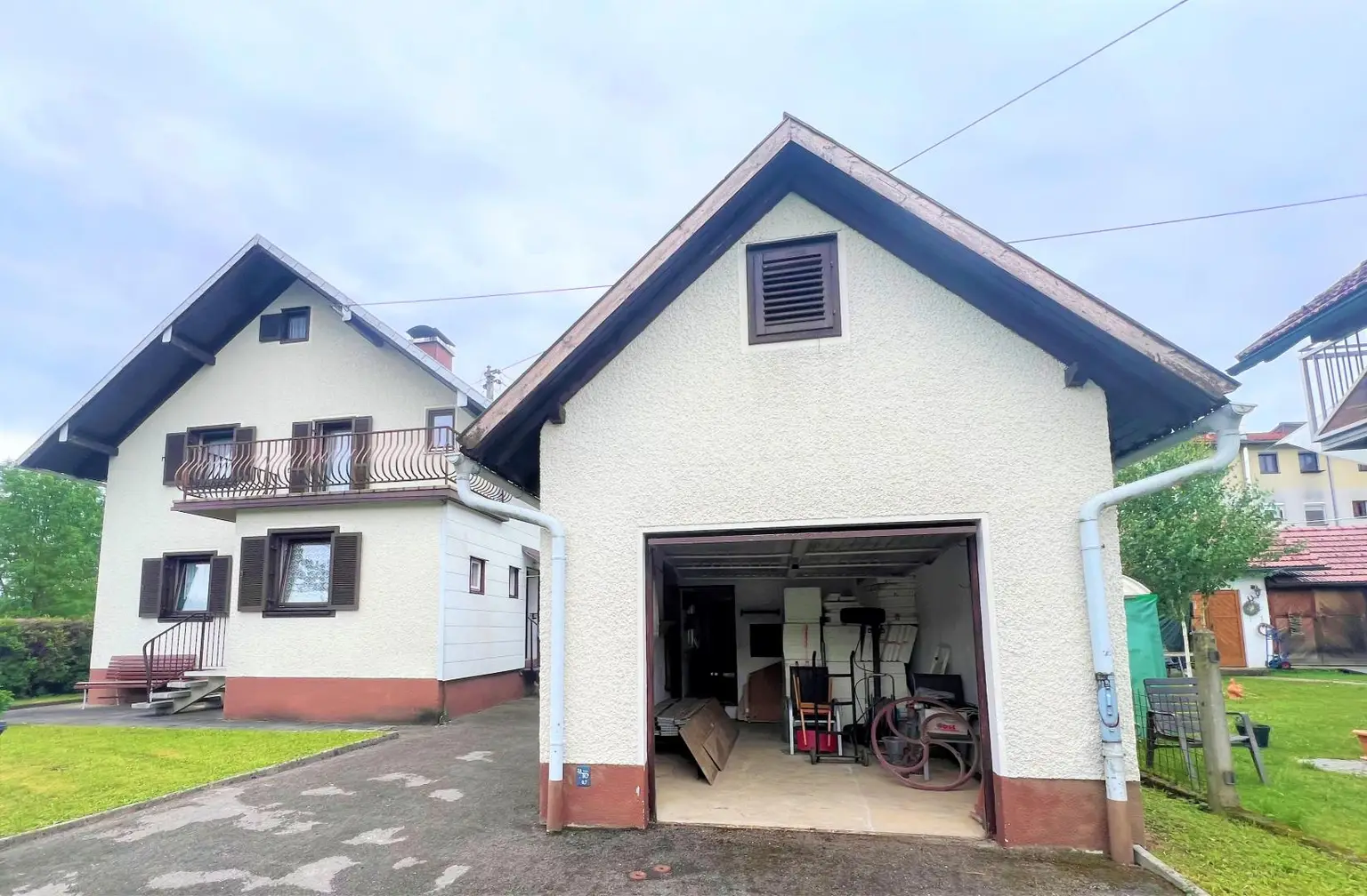 HÜBSCHES WOHNHAUS MIT NEBENGEBÄUDEN
