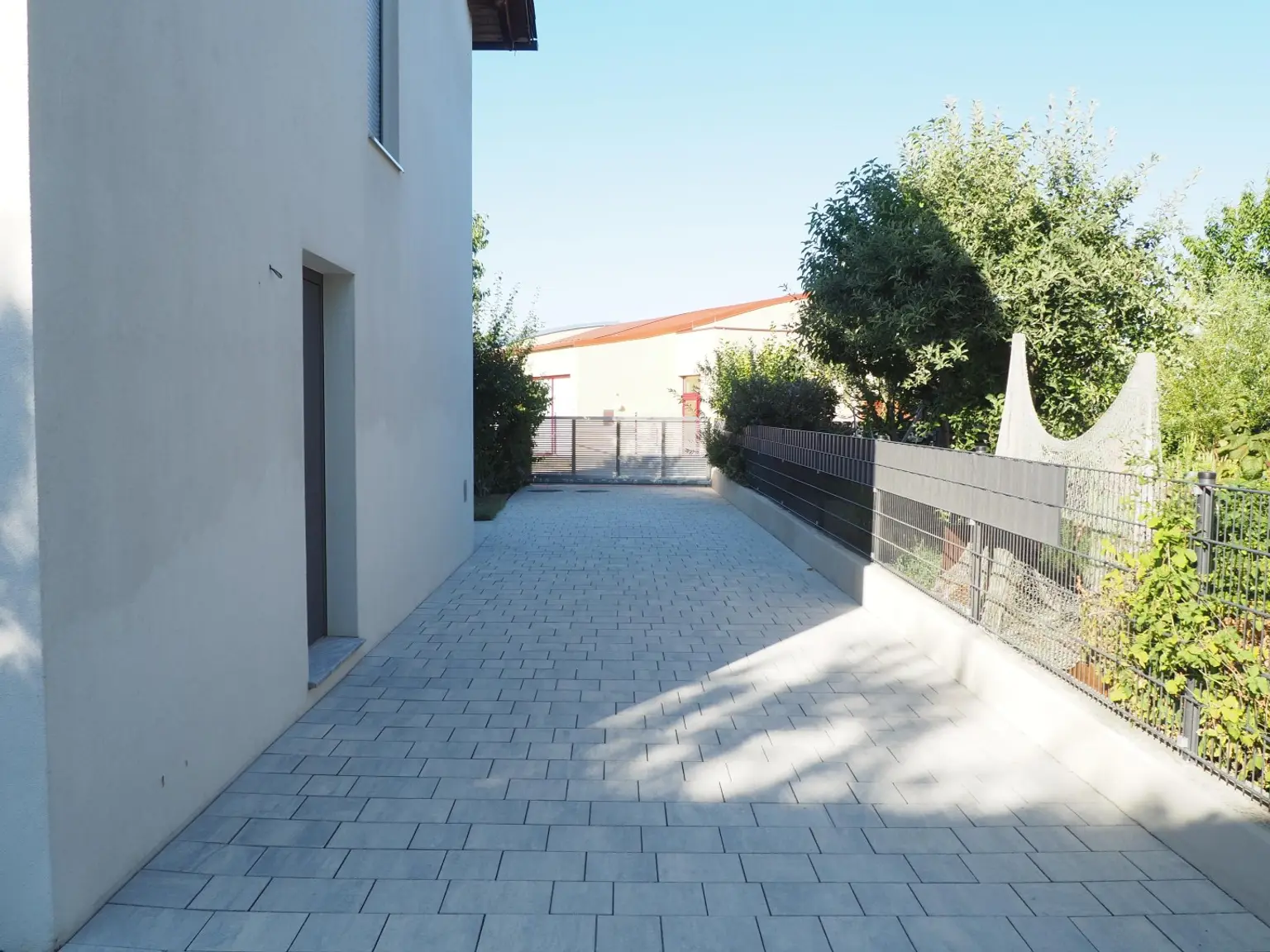 Einfahrt-Vorplatz