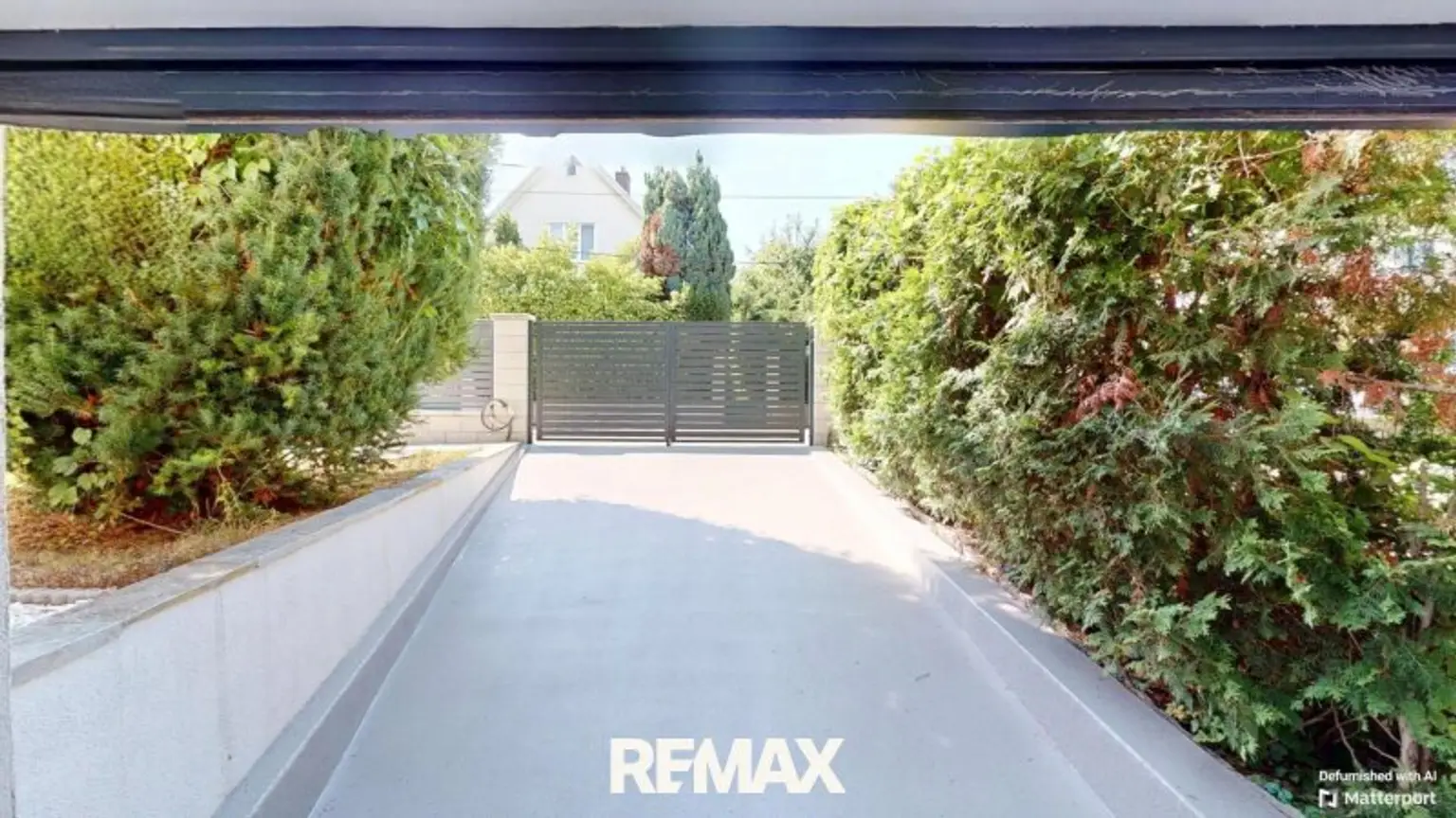 Einfahrt zur Doppelgarage