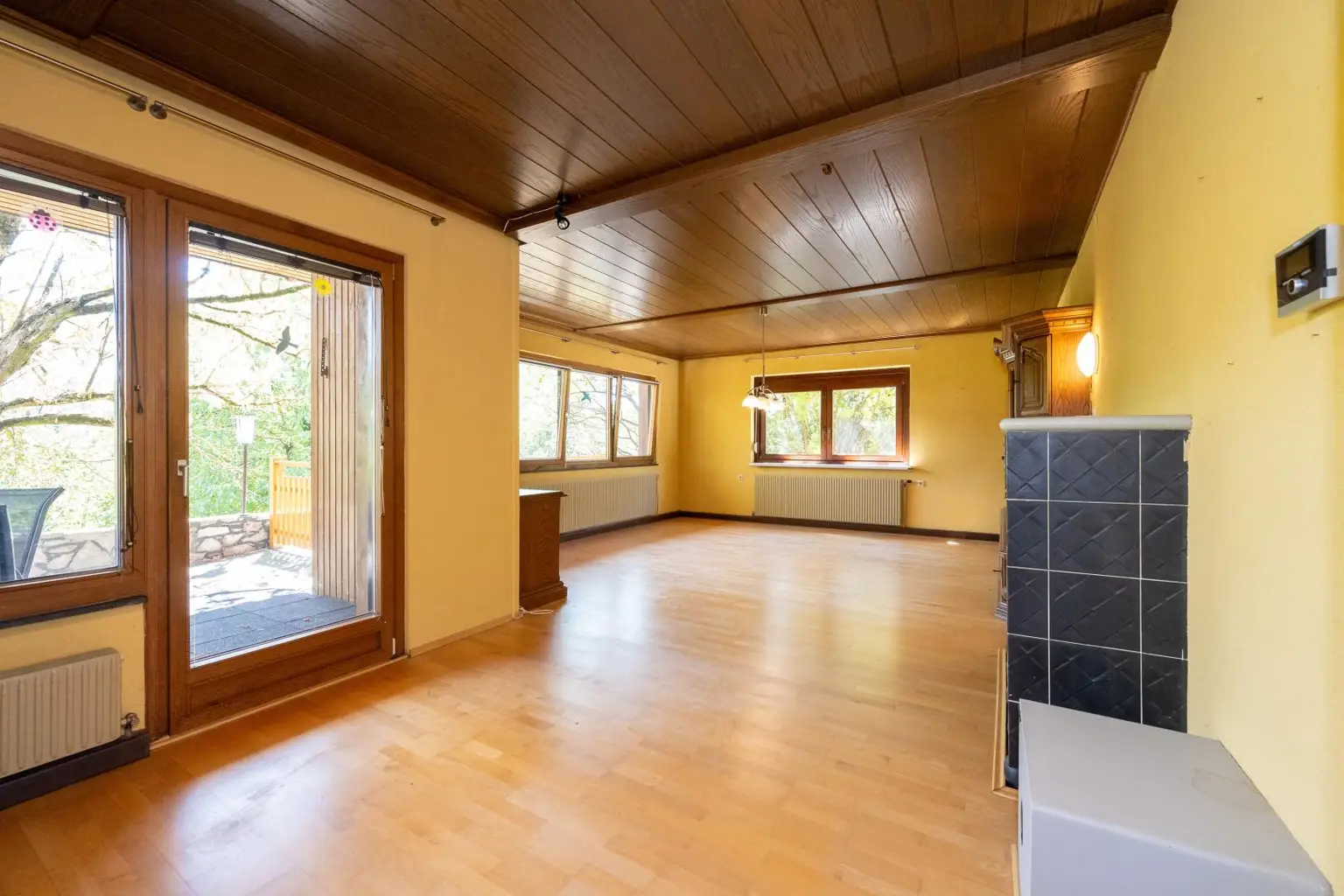 Wohnbereich mit Ausgang zur Terrasse (EG)