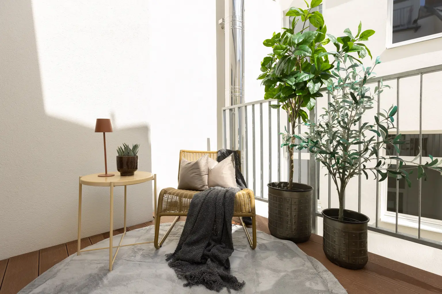 Innenarchitektonisch gestaltete 2-Zimmer-Musterwohnung mit Wohnküche und Terrasse