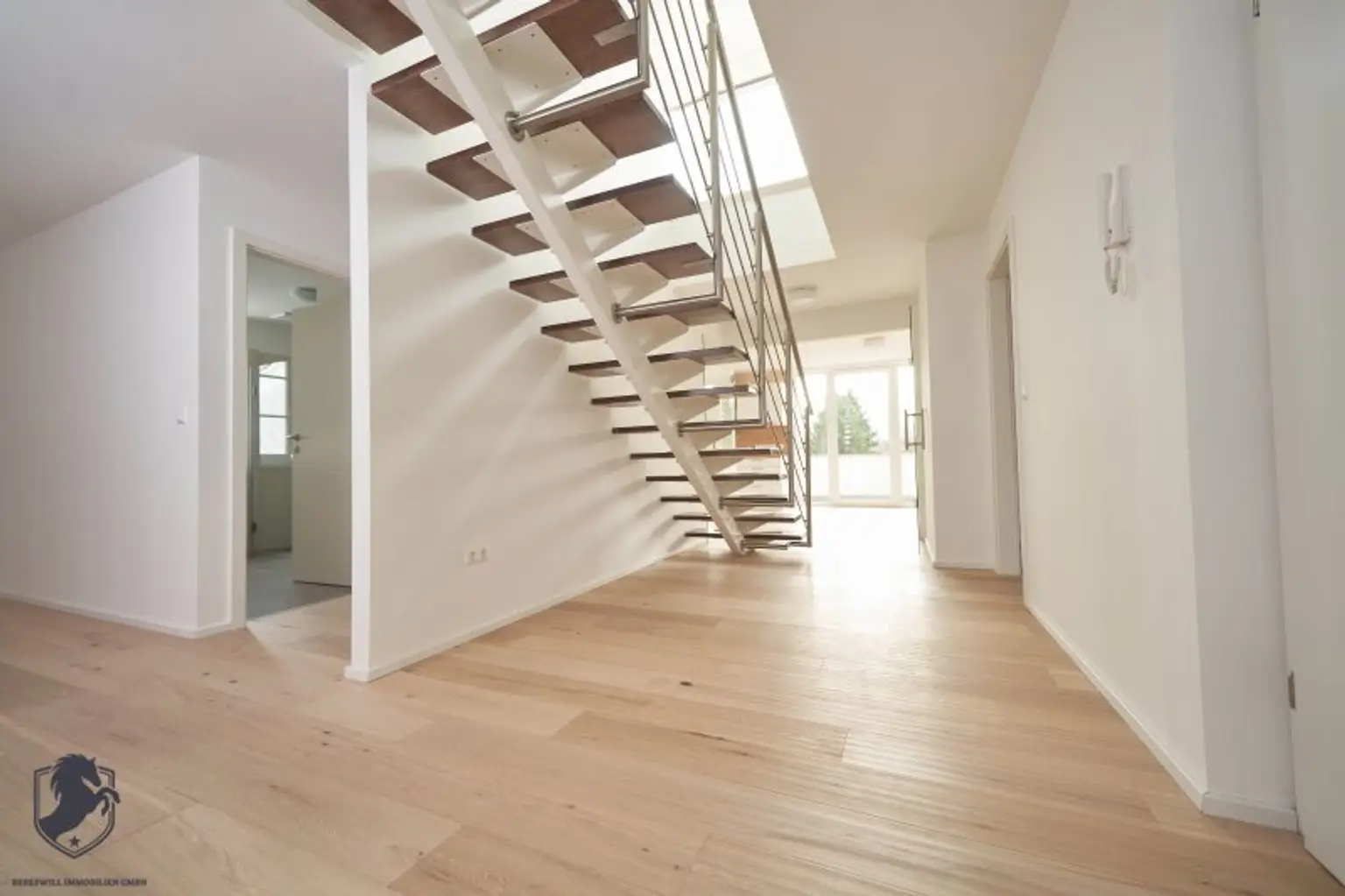 Außergewöhnliche Villa mit drei Wohneinheiten, Gewerbeeinheit & teilbarem Grundstück