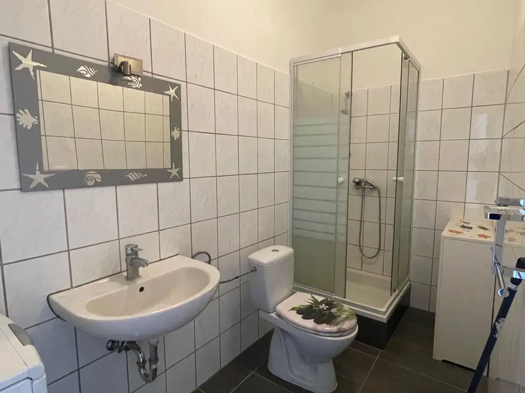 Wohnung mit Balkon und Abstellplatz, an der Hauptstrasse, 2 Zimmer + Küche