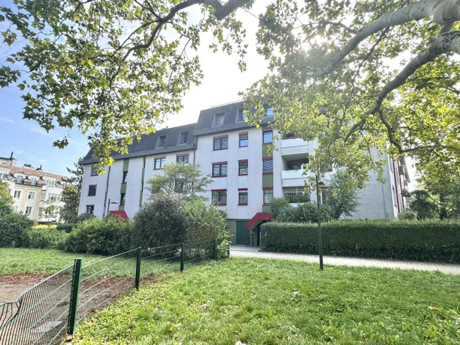 Residieren mit Blick ins Grüne - renovierte Dachgeschosswohnung mit 2 Terrassen - U4 Ober St. Veit