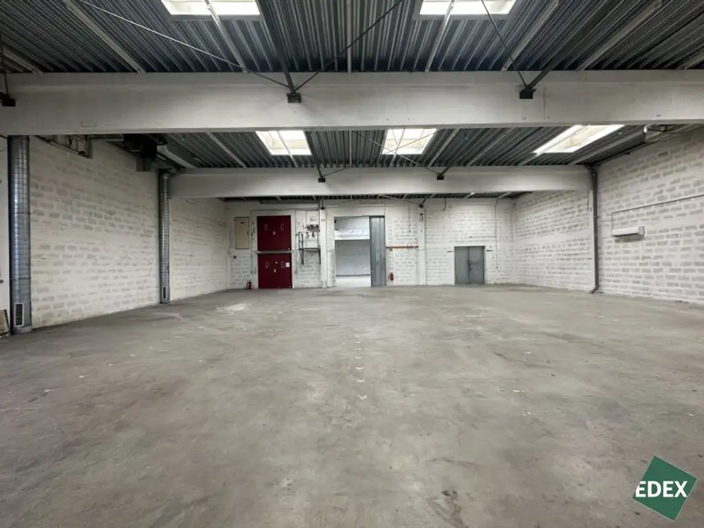 Großzügige Lagerhalle samt Büro