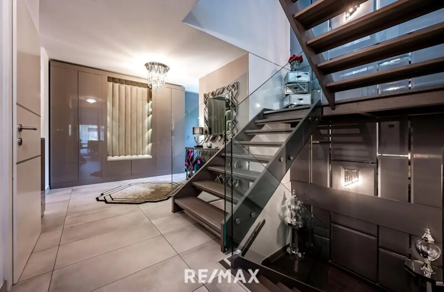 WOHNEN MIT STIL | KOMFORT | LUXUS UND SWIMMINGPOOL in Grünruhelage.