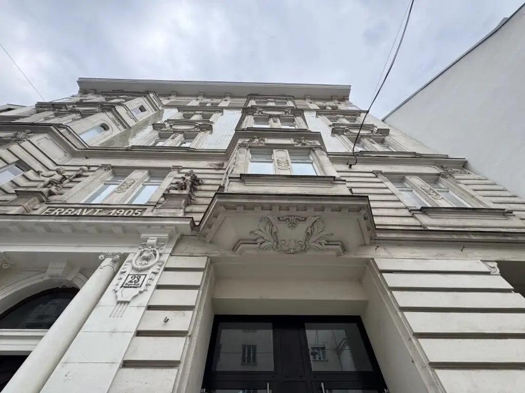 Exklusive Dachgeschoßwohnung mit Terrasse beim Stadtpark - Ab sofort verfügbar!