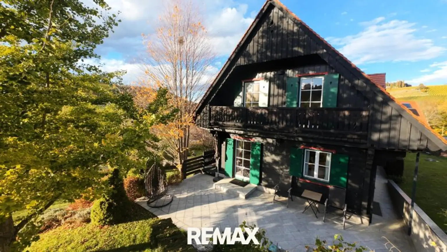 Süd-Ansicht Holzblock Herbst