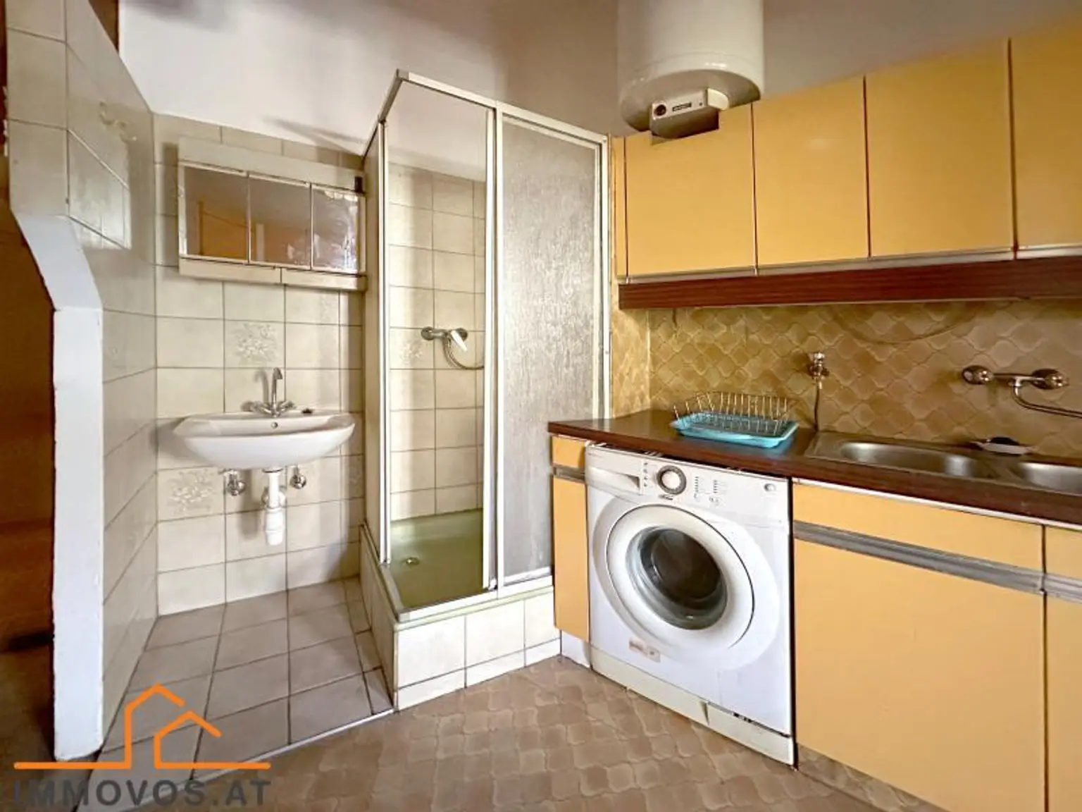sanierungsbedürftige WOHNUNG - ALTBAU - schönes HAUS