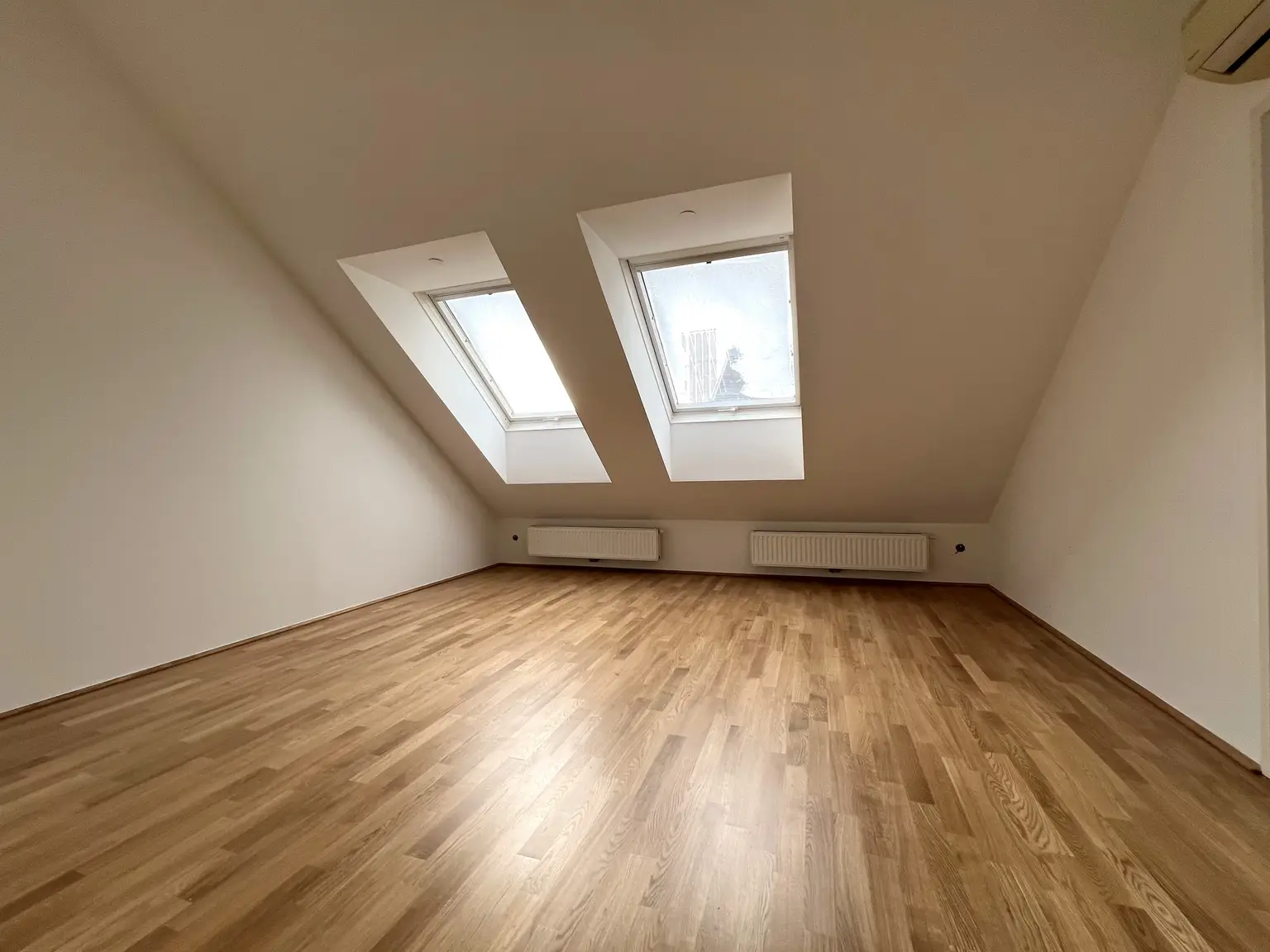 ERSTBEZUG NACH SANIERUNG: Helle klimatisierte Dachgeschoss-Wohnung in der Taborstraße