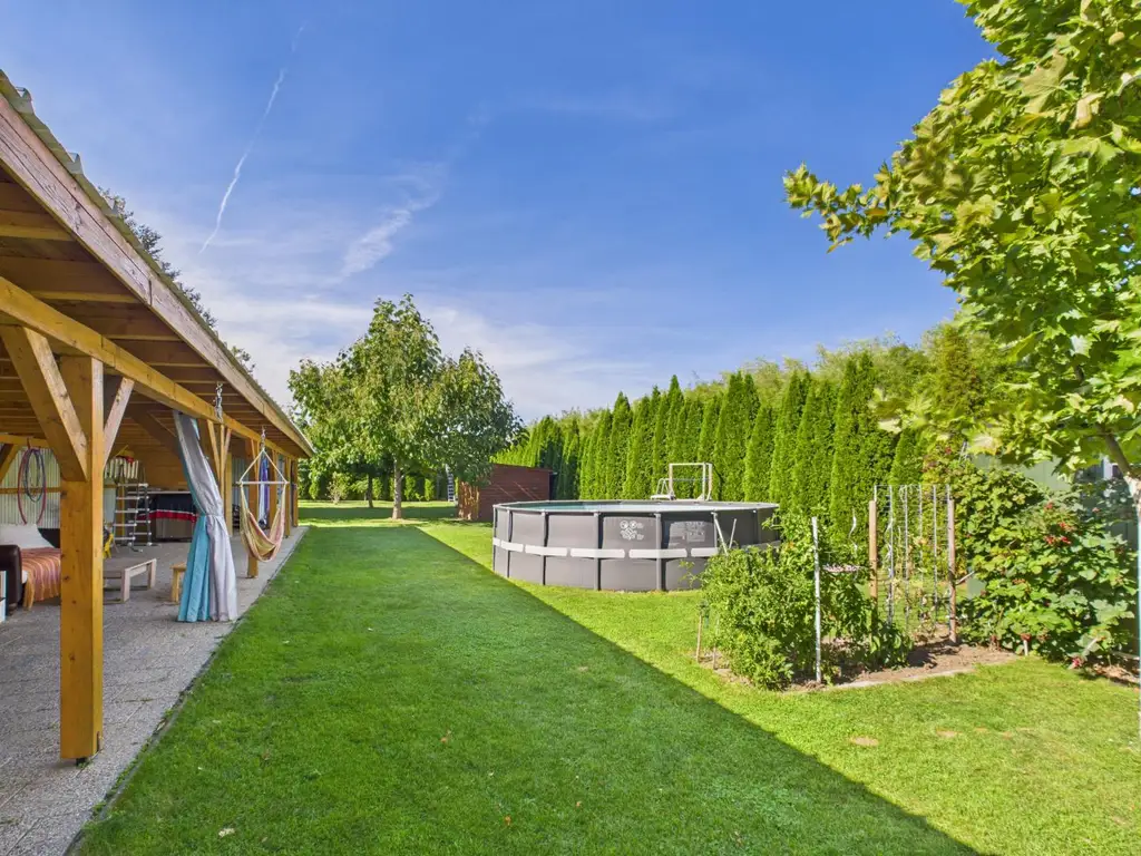 Vollkomfort Einfamilienhaus mit Pool, Sonnenterrasse und großem Garten