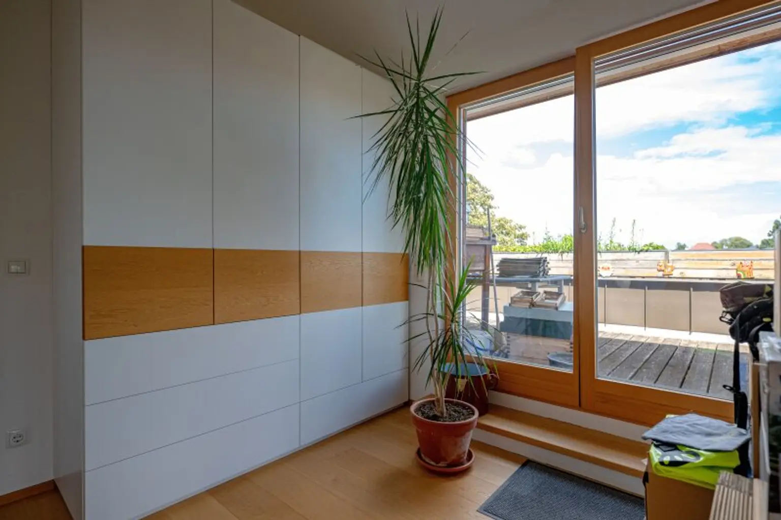 Dachgeschosswohnung in Ruhelage mit traumhaftem Grünblick, eigenem Garten und Garage